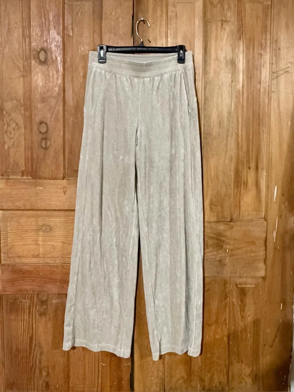 Lululemon – Scuba Mid-Rise Wide-Leg Pant Velvet Cord – Riverstone – Sz. 6